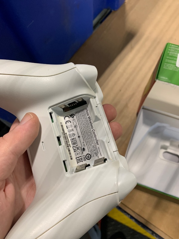 Photo 1 of *** MISSING BACK *** Xbox Wireless Gaming Controller (2025) – Robot White – Play on Xbox, Windows, Android, iOS, FireTV Sticks, Smart TVs, VR Headsets