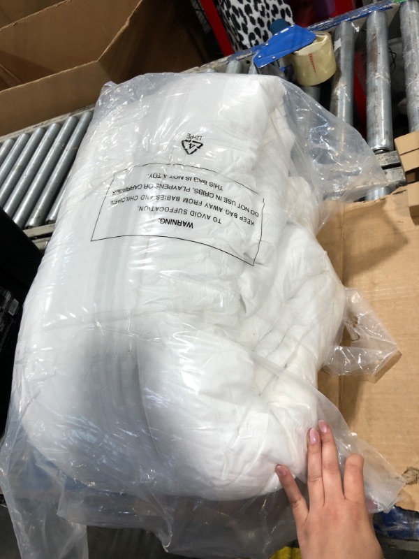 Photo 1 of  WHITE QUILT 