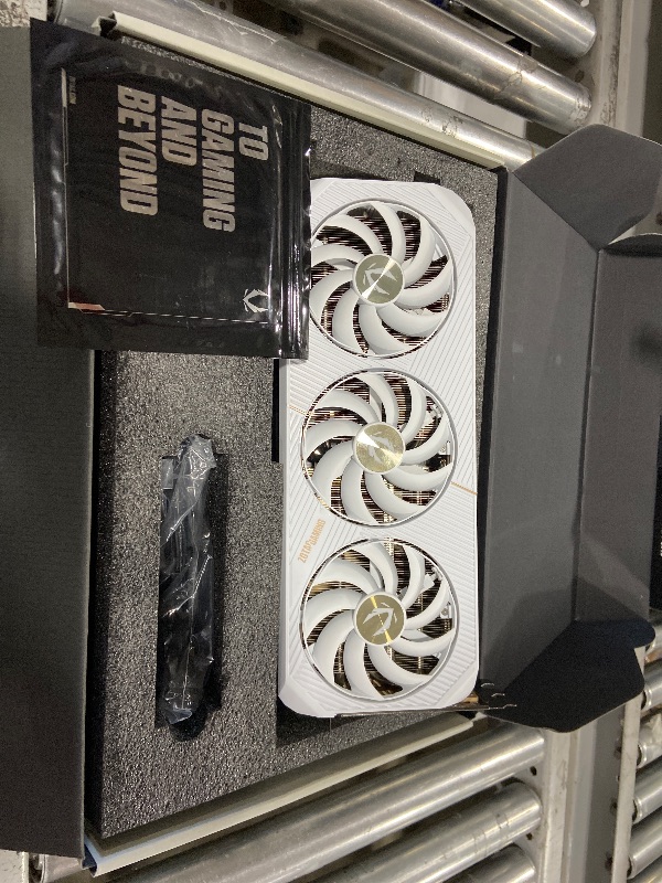 Photo 1 of *FOR PARTS* ZOTAC Gaming GeForce RTX 5090 Solid OC White Edition DLSS 4 32GB GDDR7 512-bit 28 Gbps PCIE 5.0 Gaming Graphics Card, IceStorm 3.0 Advanced Cooling, Spectra 2.0 ARGB Lighting, ZT-B50900Q-10P