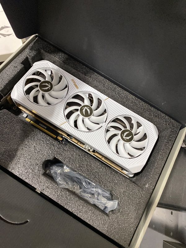 Photo 5 of ZOTAC Gaming GeForce RTX 5090 Solid OC White Edition DLSS 4 32GB GDDR7 512-bit 28 Gbps PCIE 5.0 Gaming Graphics Card, IceStorm 3.0 Advanced Cooling, Spectra 2.0 ARGB Lighting, ZT-B50900Q-10P