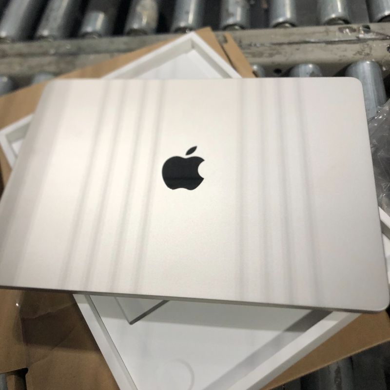 Photo 1 of ***It turns on and off, but it's missing an accessory.***Apple 2025 MacBook Air 13-inch Laptop with M4 chip: Built for Apple Intelligence, 13.6-inch Liquid Retina Display, 16GB Unified Memory, 256GB SSD Storage, 12MP Center Stage Camera, Touch ID; Starlig