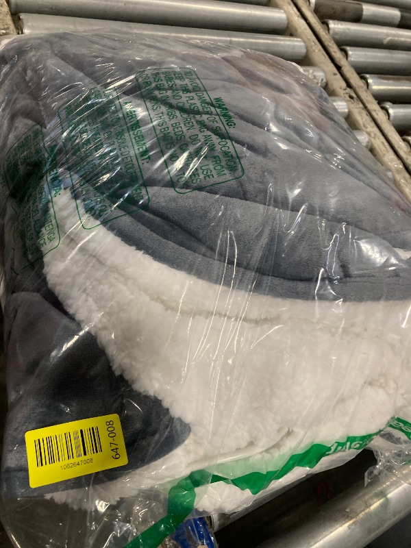 Photo 1 of ****SIMILAR***LBRO2M Sherpa Fleece Bed Blanket Twin Size Super Soft Fuzzy Plush Warm Cozy Fluffy Microfiber Couch Throw Velvet Double Reversible Blankets,Grey