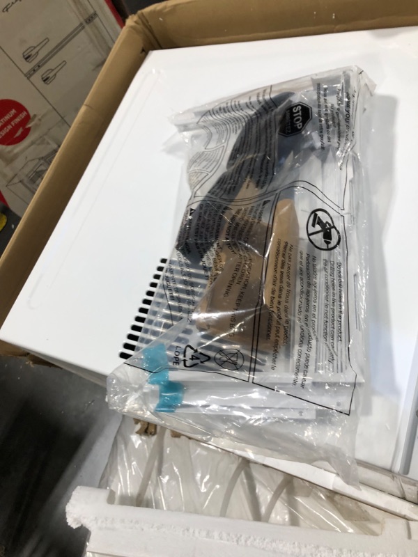 Photo 1 of ******FACTORY SEALED*****LG 18,000 BTU Window Air Conditioner with Heat, 230/208V, Cools 1,000 Sq.Ft. for Bedroom, Living Room, Basement, Apartment, with Remote, 2 Speeds, 24-Hour Timer, White