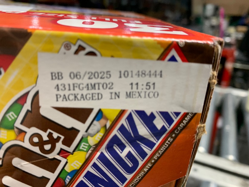 Photo 1 of ***EXPIRED BB 06/2025***M&M'S, SNICKERS, SKITTLES, STARBURST & 3 MUSKETEERS Full Size Candy Bars Assorted Variety Box , 56.11 oz 30 Pieces