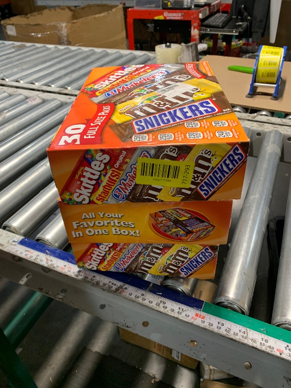 Photo 1 of ***EXPIRED BB 06/2025***M&M'S, SNICKERS, SKITTLES, STARBURST & 3 MUSKETEERS Full Size Candy Bars Assorted Variety Box , 56.11 oz 30 Pieces