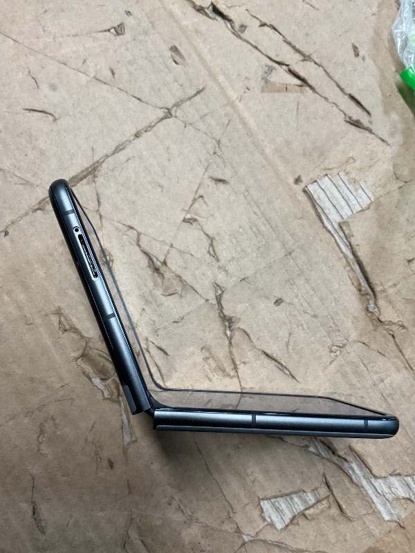 Photo 1 of ***DAMAGED - SEE NOTES/PICTURES*** screen damaged- top corner* Motorola razr+ | 2024 | Unlocked | Made for US 12/256 | 50MP Camera | Spring Green