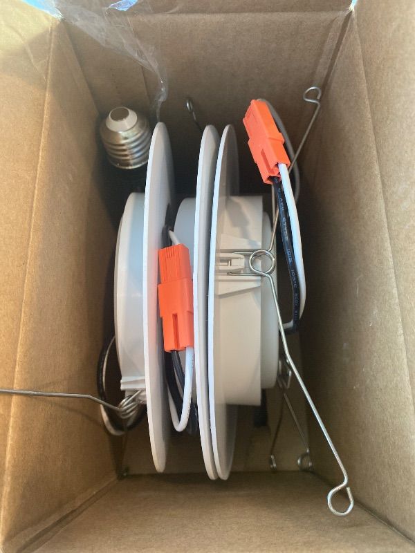 Photo 1 of *MINOR DAMAGE - USED*
Amico 3 Pack 6 Inch Retrofit Eyeball Gimbal Can Lights, Adjustable Eyeball Directional 5CCT LED Recessed Lights, Dimmable, 2700K/3000K/3500K/4000K/5000K Selectable, 7W 650LM, ETL&FCC