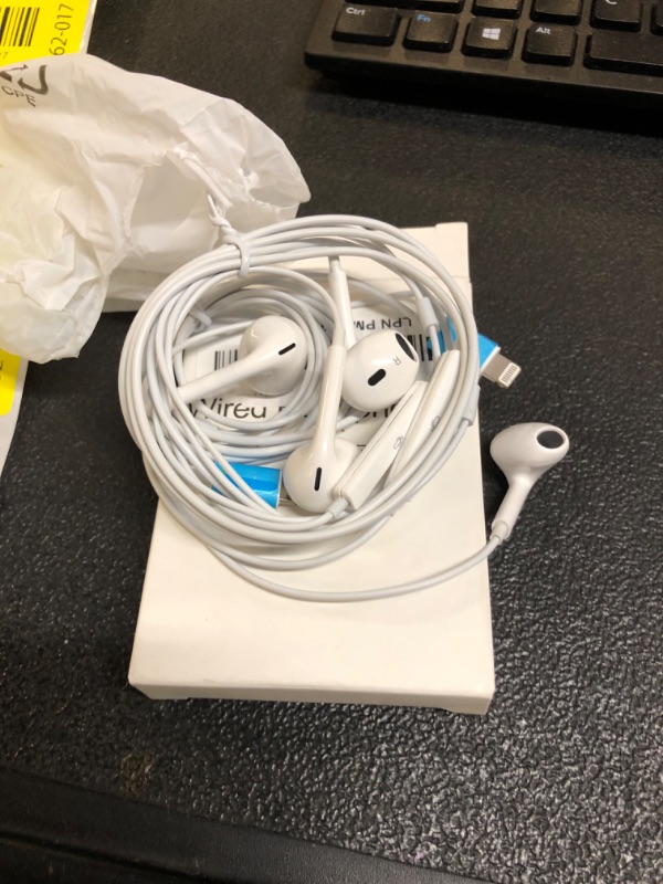 Photo 1 of LIGHTNING CHARGER WIRED HEADPHONES 