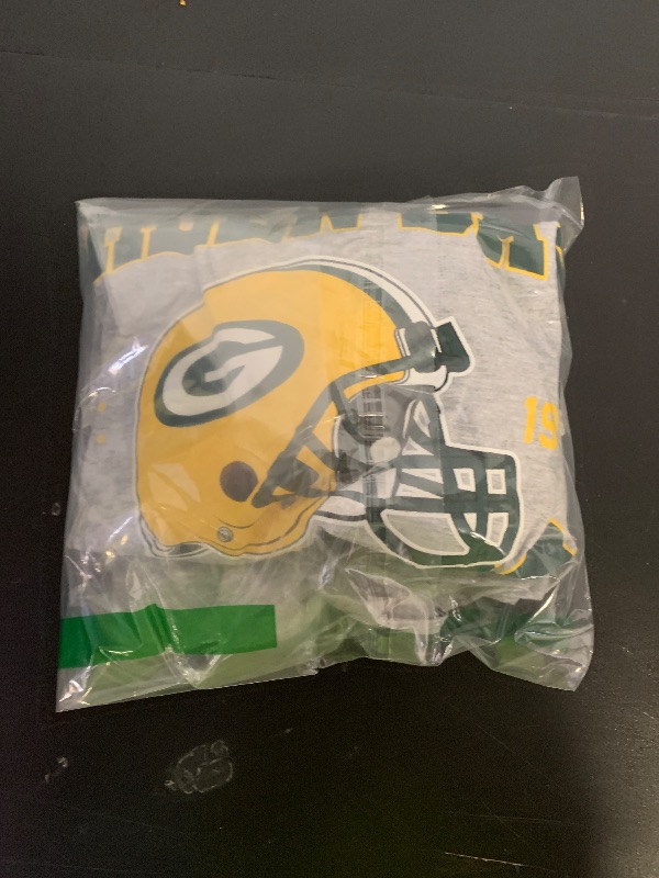 Photo 1 of Junk Food Clothing x NFL - Green Bay Packers - Team Helmet - Unisex Adult Short Sleeve Fan T-Shirt for Men and Women - Size Medium