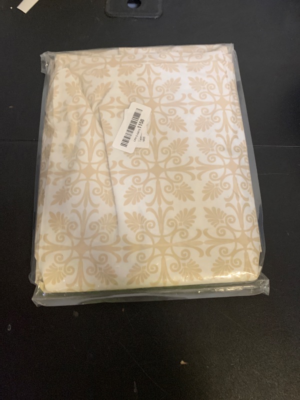 Photo 1 of table cloth