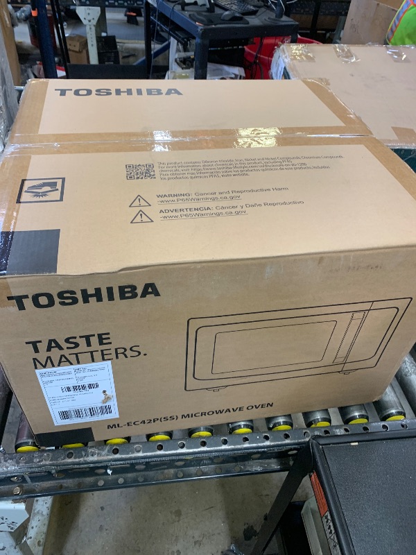 Photo 1 of Toshiba Air Fryer Combo 4-in-1 Countertop Microwave Oven, Smart Sensor, Convection, Mute Function, Position Memory 13.6" Turntable, 1.5 Cu Ft, 1000W, Silver, ML-EC42P(SS)