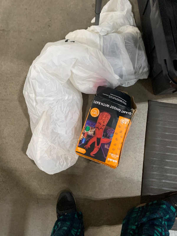 Photo 1 of 1PCS 12FT Giant Halloween Inflatables Decoration Ghost with 3-Colored Flame Rotation LED Light Spooky Halloween Decorations Outdoor Blow Up Yard Decoration for Home Lawn Holiday Party
**LIGHTS TURN ON**BLOWER DOES NOT WORK**