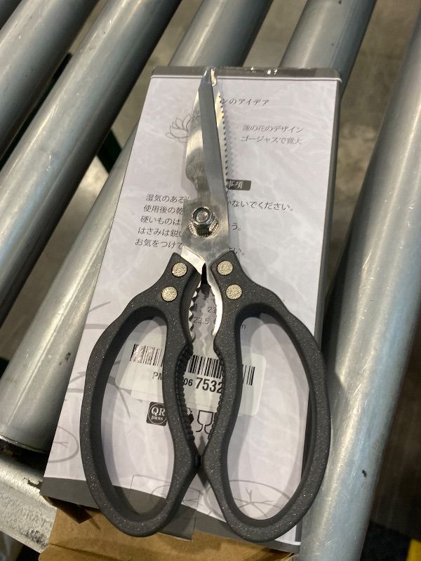 Photo 1 of *USED*
AWinjoy Heavy Duty Sharp Kitchen Scissors, Dishwasher Safe, Cooking Shears for Meat, Chicken, Fish, Poultry, Herb, Bread (Black)