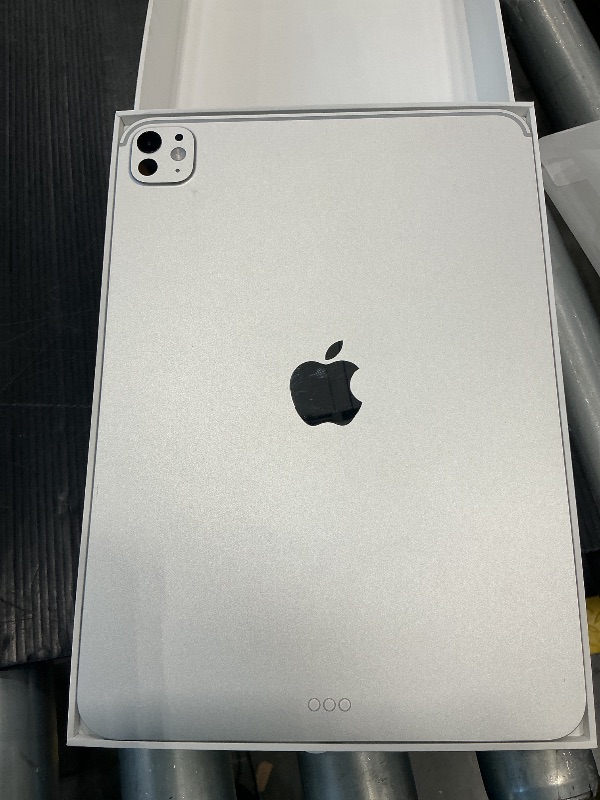 Photo 1 of *USED*
Apple iPad Pro 11-inch (M5): Ultra Retina XDR Display, 512GB, Landscape 12MP Front Camera/12MP Back Camera, LiDAR Scanner, Wi-Fi 7 with Apple N1, Face ID, All-Day Battery Life — Silver