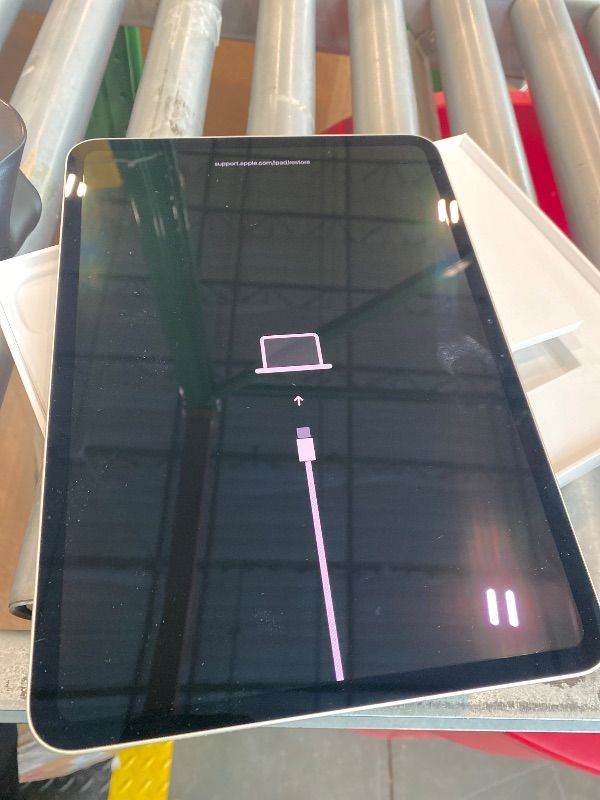 Photo 1 of *USED*
Apple iPad Pro 11-inch (M5): Ultra Retina XDR Display, 512GB, Landscape 12MP Front Camera/12MP Back Camera, LiDAR Scanner, Wi-Fi 7 with Apple N1, Face ID, All-Day Battery Life — Silver