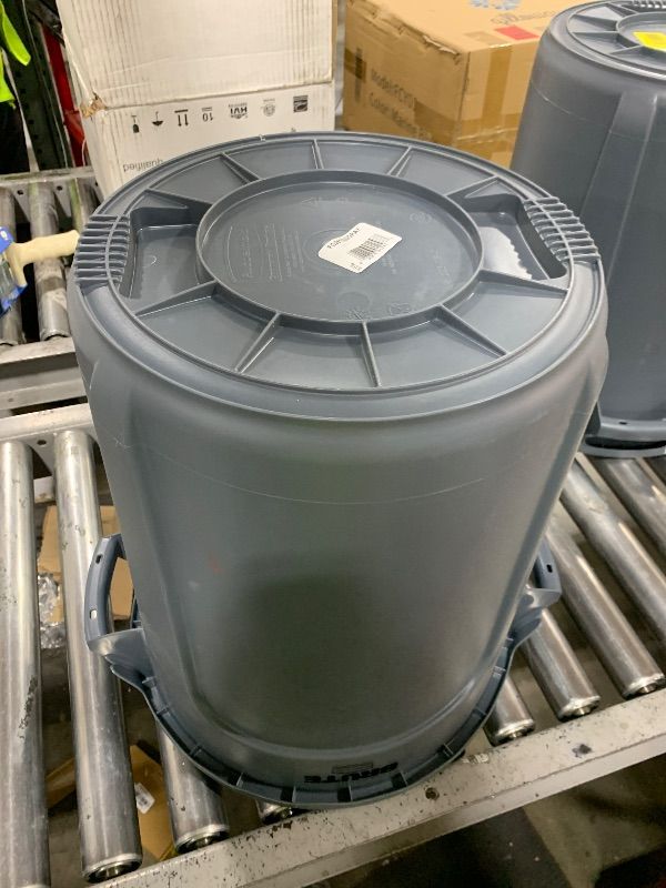 Photo 1 of 10 gal Rubbermaid Commercial Products BRUTE Heavy-Duty Round Trash/Garbage Can, 10-Gallon, Gray, Outdoor Waste Container for Landscapers/Construction/Restaurants/Office/Warehouse/Commercial Environments