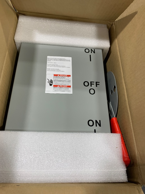 Photo 1 of 100 Amp 120/240V 24,000-Watt Non-Fused General-Duty Double-Throw Manual Safety Transfer Switch