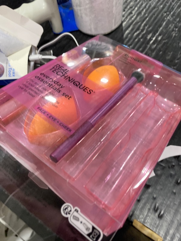 Photo 1 of **********MISSING PARTS*******
Real Techniques 6 Piece Everyday Essentials Makeup Brush Set, Includes 4 Brushes & 2 Makeup Sponges, For Foundation, Blush, Bronzer, Contour, Eyeshadow, & Powder, Travel Gift Set, Cruelty-Free & Vegan