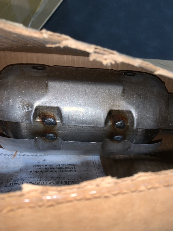 Photo 1 of Walker CalCat CARB 83205 Universal Catalytic Converter 2.25" Inlet (ID) 2.25" Outlet (ID) for Honda Accord
