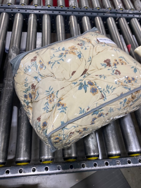 Photo 1 of TISPLR Floral Comforter Set Twin 2 Pieces Soft Chic Vintage Flowers Bedding Comforter Lightweight Garden Style Floral Botanical Flower Comforter Set for All Seasons and 1 Pillowcases (Floral, Twin)