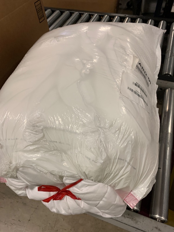 Photo 1 of TEXARTIST Premium 2100 Series Queen Comforter All Season Breathable White Comforter Soft 4D Spiral Fiber Quilted Down Alternative Duvet Insert with Corner Tabs Luxury Hotel Style (88"x88")