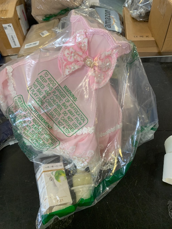 Photo 1 of WISHVYQ European Style Pink Table Lamps Victorian Desk Lamp American Retro Handmade Fabric Lampshade with Resin Lamp Body Bedside Lamp for Girl's Bedroom Office Living Room