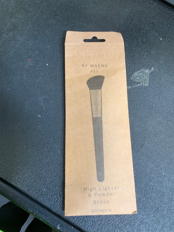 Photo 1 of [SOO ADOR] BY MAENG #33 Highlighter & Powder Brush - Multi-Functional Brush for Flawless Highlighting and Setting | Designed by K-Pop Makeup Artist Maeng | Makeup Brush Powder Brush