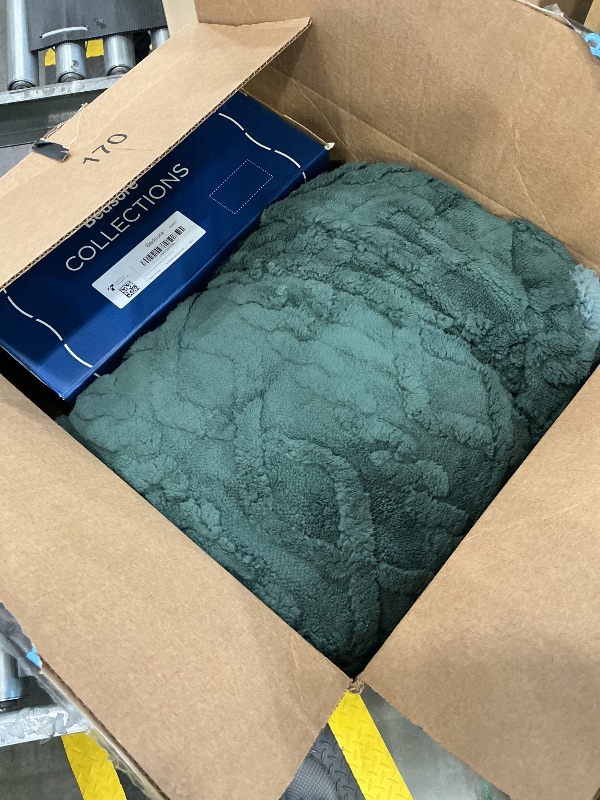 Photo 1 of **MINOR DAMAGE - USED**
Bedsure Gentlesoft Sherpa Fleece Blanket Twin Size for Bed - Fluffy & Cozy Cable Jacquard Tufted for Women Gift, Thick and Warm Christmas Blanket for Winter, Dark Green, 60x80 Inches
