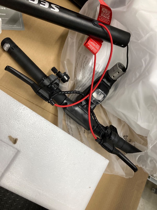 Photo 1 of *Didn't turn on* PARTS ONLY* Segway Ninebot Max G3 Electric Scooter, 28 mph Top Speed w/ 50 Miles Max Range, 2000W Peak Motor, Dual Hydraulic Suspension, Fast Charging Scooter for Adults and Teens, UL-2272 2271 Certified