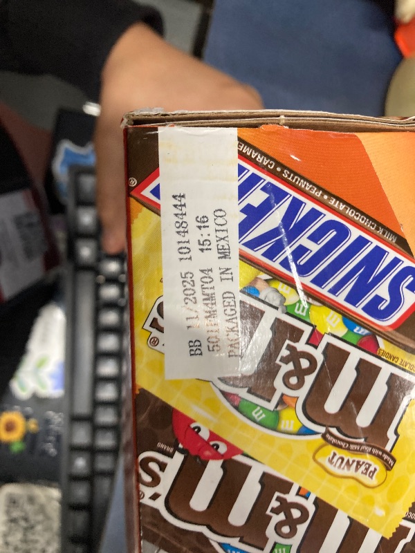 Photo 1 of ***BB 11/2025***M&M'S, SNICKERS, SKITTLES, STARBURST & 3 MUSKETEERS Full Size Candy Bars Assorted Variety Box , 56.11 oz 30 Pieces