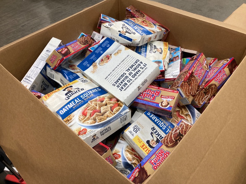 Photo 1 of ***READ COMMENTS*** LARGE BOX OF SNACKS
FUDGE ROUNDS BB 11.04.25 QUAKER OATS OTAMEAL SQUARES BB 08.17.25 ZEBRA CAKES BB 01.10.25