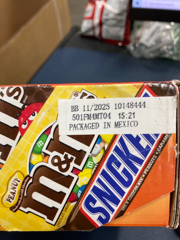 Photo 1 of ****BB 11/2025***M&M'S, SNICKERS, SKITTLES, STARBURST & 3 MUSKETEERS Full Size Candy Bars Assorted Variety Box , 56.11 oz 30 Pieces