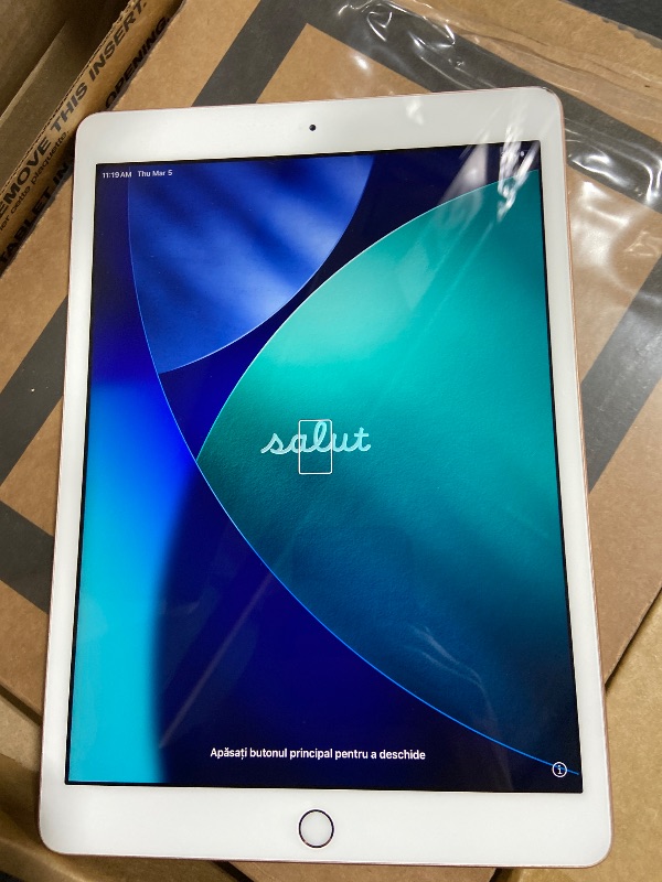 Photo 1 of Apple iPad (10.2-inch, Wi-Fi, 32GB) - Gold (Latest Model, 8th Generation) (Renewed)
