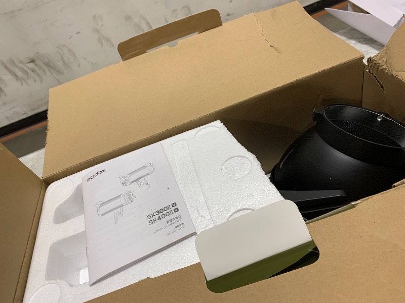 Photo 1 of GODOX SK400II-V (New Upgrade) 400Ws Bowens Mount Photo Studio 2.4GHz GN65 Built-in LED Modeling Lamp 5600±200K Strobe Light Photography Lamp for Product/Wedding/Portrait