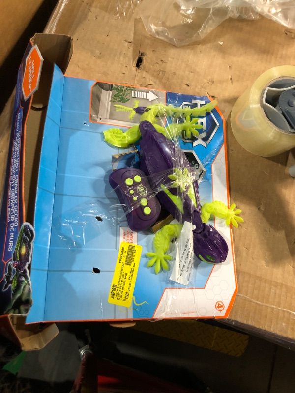 View 3 of ***MISSING PARTS***
HEX BOTS Glow-in-the-Dark Wall Crawler Gecko Robot Toys for Kids Ages 4 and up