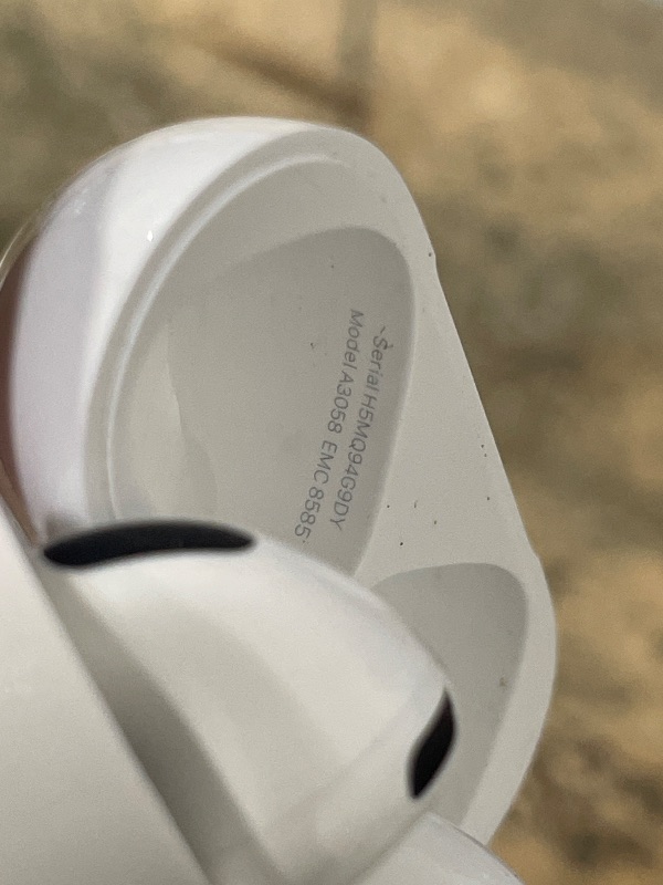 Photo 1 of **************Right ear bud doesn’t work**************
Apple AirPods 4 Wireless Earbuds, Bluetooth Headphones, Personalized Spatial Audio, Sweat and Water Resistant, USB-C Charging Case, H2 Chip, Up to 30 Hours of Battery Life, Effortless Setup for iPhone