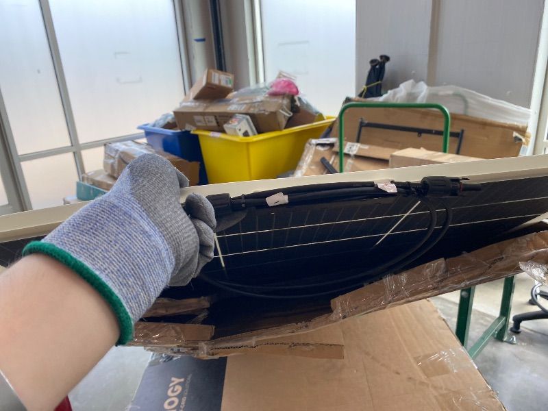 Photo 1 of *MISSING PARTS*
ECO-WORTHY 400 Watt 12 Volt Premium Solar Panel Kit :4pcs 100W Solar Panel+ 40A MPPT Charge Controller+ Bluetooth Module+ Mounting Z Brackets, 400W 12V Solar Power Off Grid System for Home, RV, Boat.