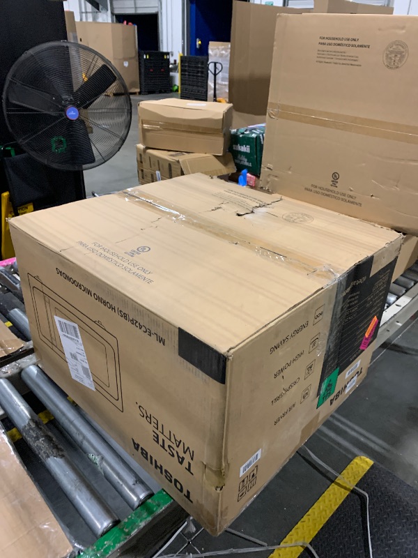 Photo 1 of ** FINAL SALE SOLD AS IS VENTA FINAL VENDIDO TAL CUAL, SIN DEVOLUCIONES**

Toshiba Air Fryer Combo 4-in-1 Countertop Microwave Oven, Smart Sensor, Convection, Mute Function, Position Memory 13.6" Turntable, 1.5 Cu Ft, 1000W, Black, ML-EC42P(BS)