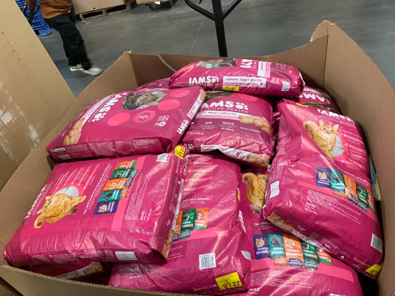 Photo 1 of ***final sale *****   IAMS Proactive Health Adult Urinary Tract Healthy Dry Cat Food with Chicken, 22 lb. Bag   EXP: JAM 12 2026