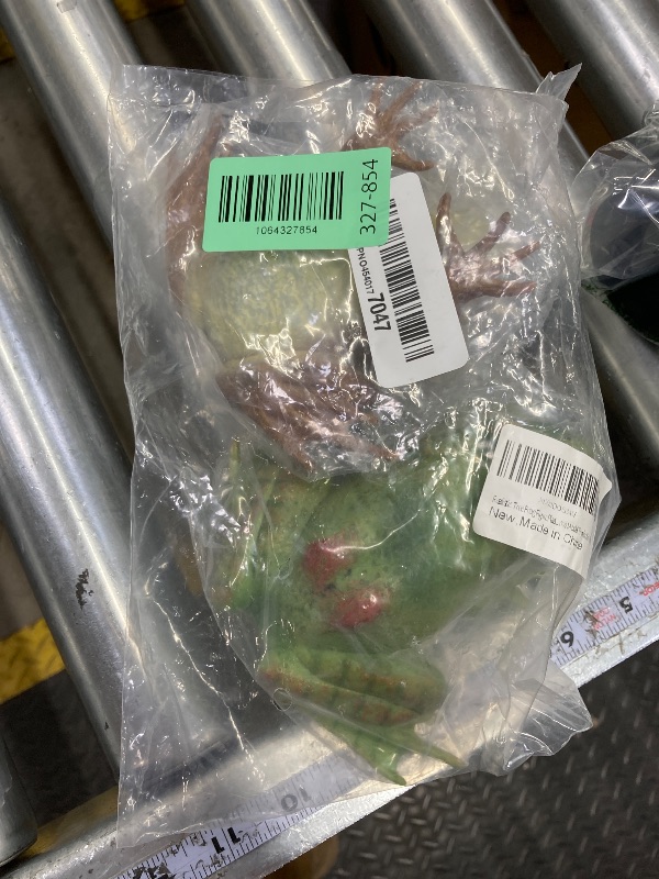Photo 1 of ***FACTORY SEALED***SCAHOW Realistic Tree Frog Figure Plastic Hand Painted Bullfrog Figurine  Rubber Animal Model ***FACTORY SEALED***