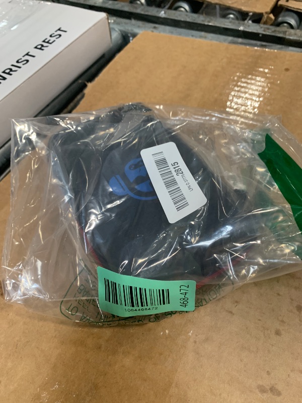 Photo 1 of ?R36MAX 4000mAh Portable Rechargeable Handheld Retro Game Console,Comfort Non-Slip Handheld Standing Retro Game Console with 64G TF Car,4.0-inch Screen,for Office,White