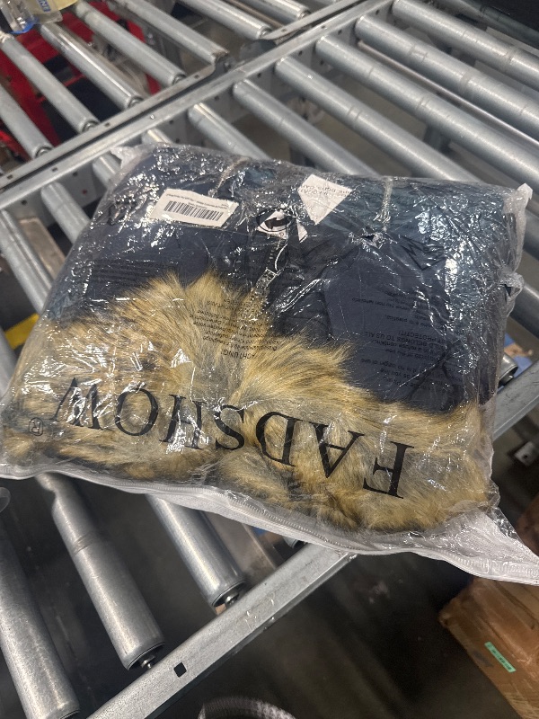 Photo 1 of ******SIMILAR_*******Orolay Women's Thickened Down Jacket (M, Navy)