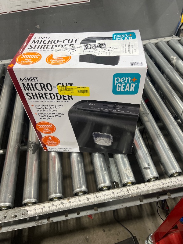 Photo 1 of ***FOR PARTS ONLY*** DOESN'T POWER ON***
Pen+Gear 6-Sheet Micro-cut Paper/Credit Card Shredder with 3.4 Gallon Bin, Black,Home and Office use