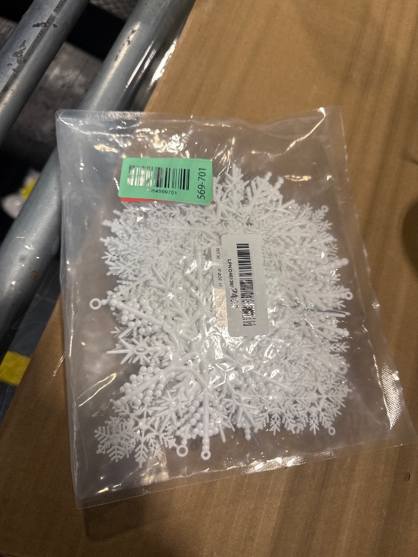 Photo 1 of 110 Pieces Tmflexe Plastic White Snowflakes Ornaments for Christmas Decoration 6 Size DIY Art Crafts Christmas Decoration Ornaments Assorted Sizes