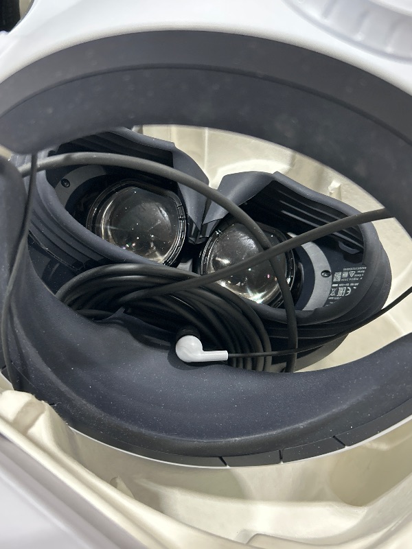 Photo 1 of PlayStation VR2 Horizon Call of The Mountain™ Bundle (PSVR2)