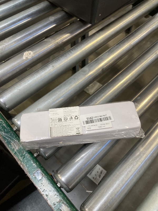 Photo 1 of 1PC White Ring Box Octagonal Crown PU Jewelry Box Couple Proposal PU Ring Boxes For Engagement Wedding Anniversary (Bracelet Box)