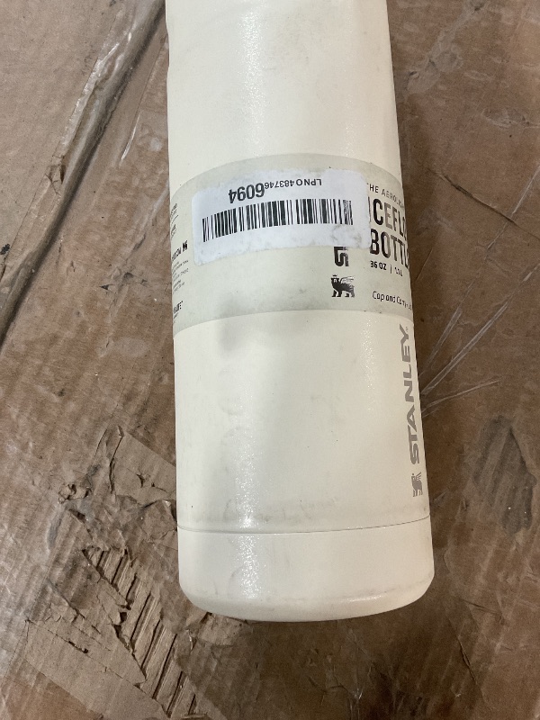 Photo 1 of * cup is a little dirty with dirt marks *
STANLEY IceFlow Cap and Carry Water Bottle 36 oz | Wide Mouth Twist Lid | Lightweight and Leakproof for Travel and Sports | Insulated Stainless Steel | BPA-Free | Cream Glimmer