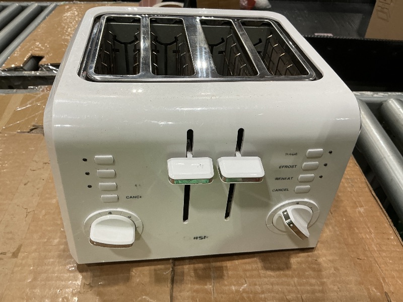 Photo 1 of **MAJOR DAMAGE**
Cuisinart 4-Slice Compact Plastic Toaster, White, CPT-142P1