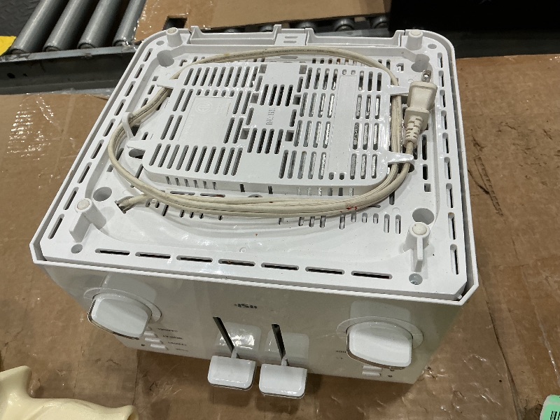 Photo 1 of **MAJOR DAMAGE**
Cuisinart 4-Slice Compact Plastic Toaster, White, CPT-142P1