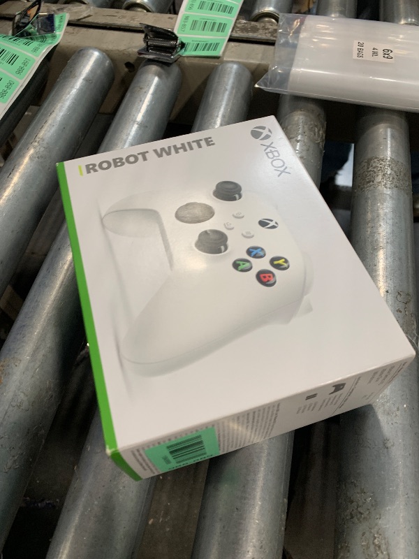 Photo 1 of ** NO BATTERY**
Xbox Wireless Gaming Controller (2025) – Robot White – Play on Xbox, Windows, Android, iOS, FireTV Sticks, Smart TVs, VR Headsets